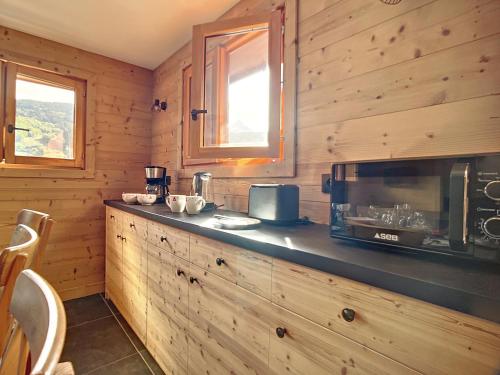 Chalet chaleureux avec jacuzzi et cheminée à Méribel - FR-1-688-64 (Chalet chaleureux avec jacuzzi et cheminee a Meribel - FR-1-688-64) in Les Allues