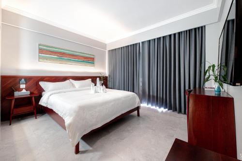 Deluxe Double Room with Balcony image 10