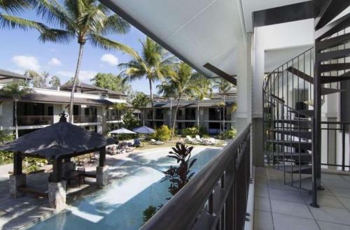 Port Douglas Private Apartments in Temple Over view