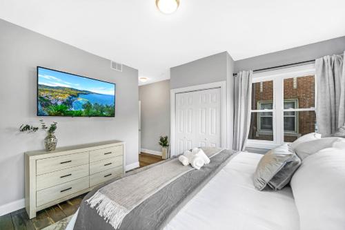 Spacious Haven - 8 min from Downtown Chicago - Sleeps 10 in Forest Park, USA