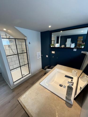 Bathroom, Houseboat Islay in Brading