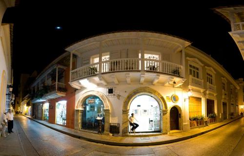 Luxury Large Apartment With Colonial Balcony