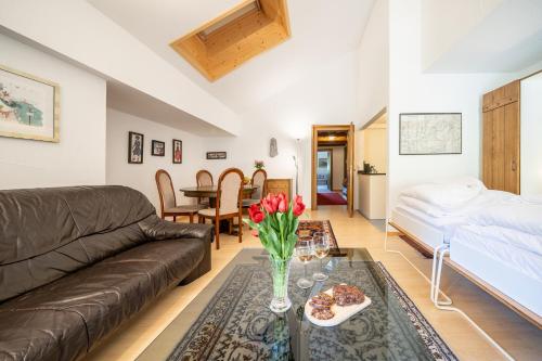 2403 Charmante Dachwohnung mit hohen Decken und Suedbalkon in Vulpera, Schweiz