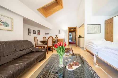2403 Charmante Dachwohnung mit hohen Decken und Suedbalkon in Vulpera, Schweiz