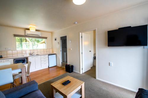 One Bedroom Unit with Outdoor Hot Tub  image 1
