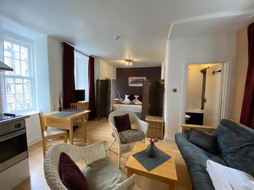 Royal Mile Suites by the Castle - image 13