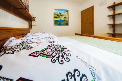 2 bedrooms, 3 beds
