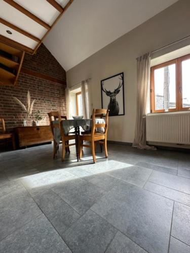 設施, L'ancienne grange in 昂內