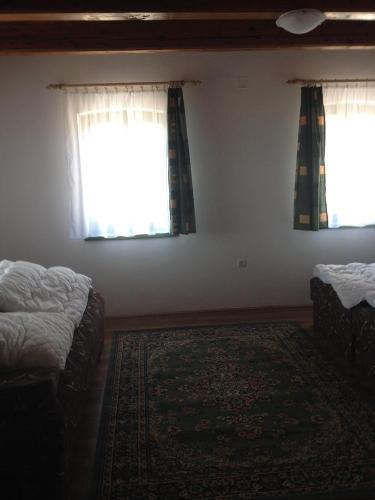 2 bedrooms, 4 beds