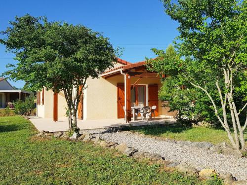 Tidy bungalow with dishwasher on a green domain - Quillan