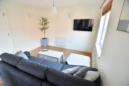Luxury 2 BR Fully Furnished Flat in Crawley - 2 FREE Parking Spaces