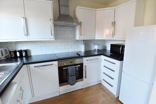 Luxury 2 BR Fully Furnished Flat in Crawley - 2 FREE Parking Spaces