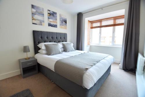 Luxury 2 BR Fully Furnished Flat in Crawley - 2 FREE Parking Spaces - Apartment - Crawley
