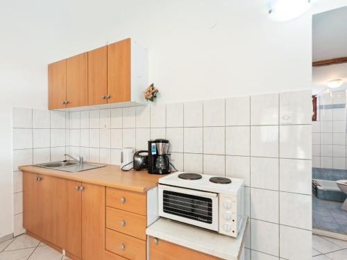 Beautiful Apartment in Jasenice near Sea