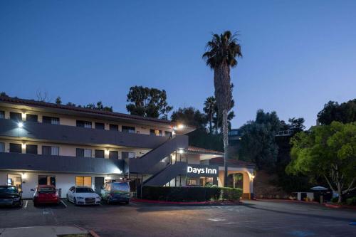 Days Inn by Wyndham Encinitas Moonlight Beach - Tap to explore photos
