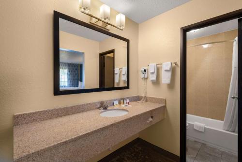 Days Inn by Wyndham Newton - image 11