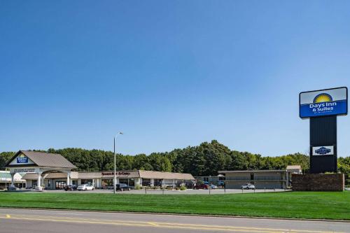 Days Inn and Suites by Wyndham Oxford in Oxford, USA