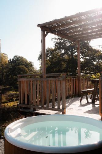 La ferme du pont de Maumy, cabane au bord de l'étang et bain nordique