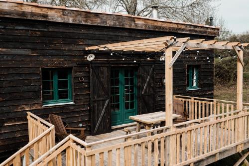 La ferme du pont de Maumy, cabane au bord de l'étang et bain nordique