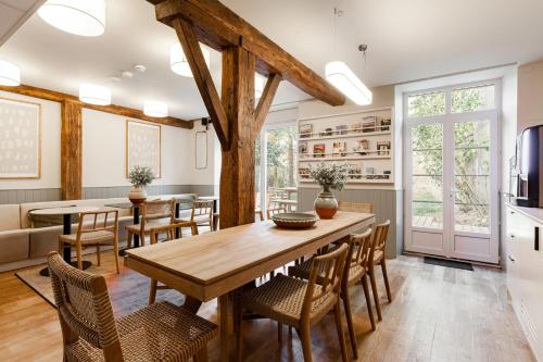Kitchen, Hotel Gambettes - Entree autonome, reception en ligne - Encore Mieux near Cour du Temple