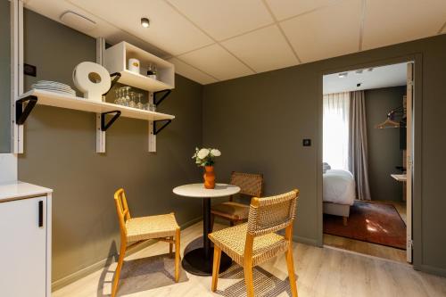 Kitchen, Hotel Gambettes - Entree autonome, reception en ligne - Encore Mieux near Cour du Temple