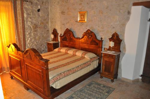 1 queen bed, 2 sofa beds