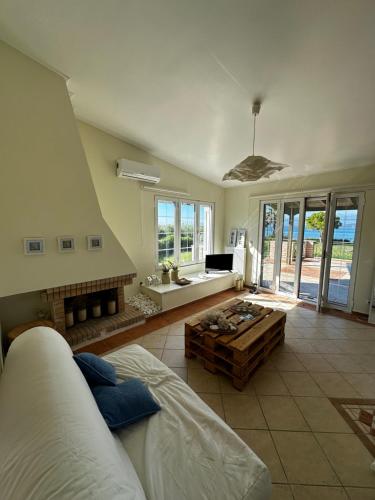 Beachfront Villa Tranquility in 아기오스 콘스탄티노스 (프티오티다)