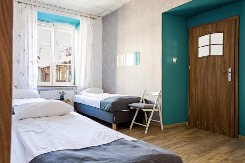 3 twin beds