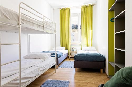 1 twin bed, 1 bunk bed