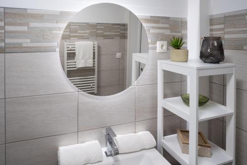 Casa de banho, Jacuzzi privé - Escape Game et Chambre Secrète 77 (Jacuzzi prive - Escape Game et Chambre Secrete 77) in Chateau-Landon