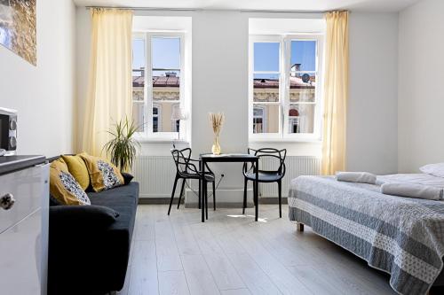1 queen bed, 1 sofa bed