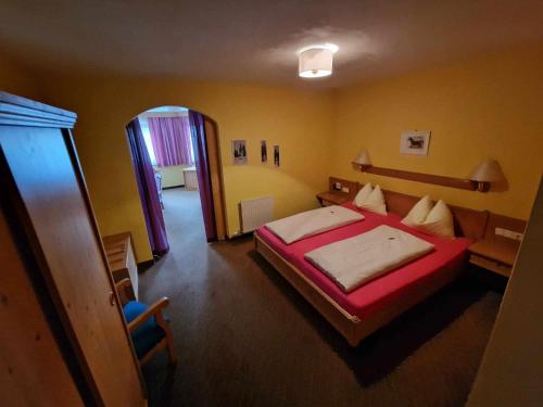 1 queen bed, 1 bunk bed