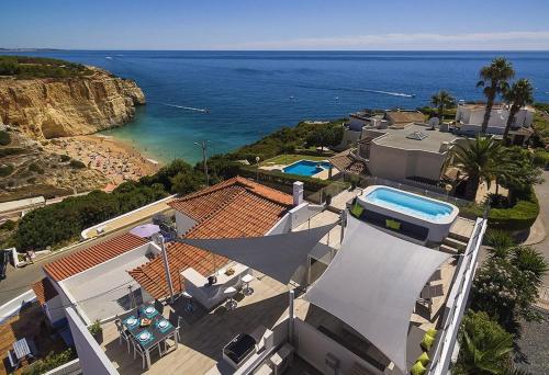 Villa Benagil with stunning views and roof terrace with private heated pool