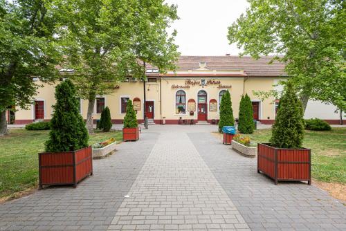 Fényes Vendéglő és Panzió (Fenyes Vendeglo es Panzio) in Mako