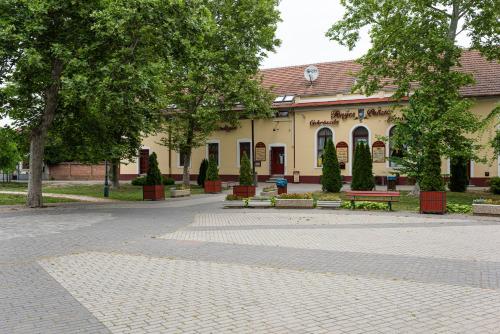 Fényes Vendéglő és Panzió (Fenyes Vendeglo es Panzio) in Mako