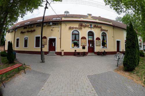 Fényes Vendéglő és Panzió (Fenyes Vendeglo es Panzio) in Mako