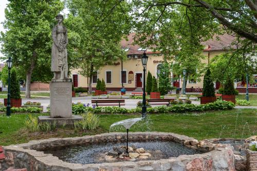 Fényes Vendéglő és Panzió (Fenyes Vendeglo es Panzio) in Mako