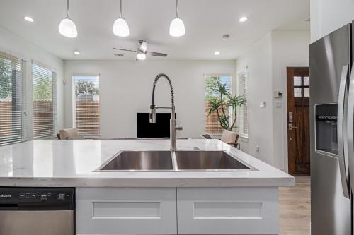 Heart of Houston, Unit B Heart of Houston, Unit B