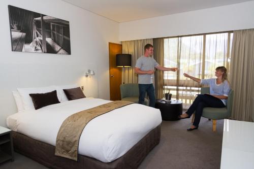 1 queen bed, 1 twin bed