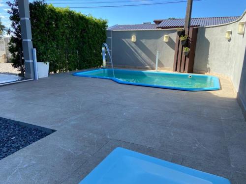 Linda casa com piscina perto da praia