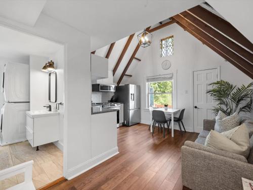 Shadyside, Pittsburgh, Modern and Stylish 1 Bedroom Unit5 with Free Parking in Pittsburgh, USA