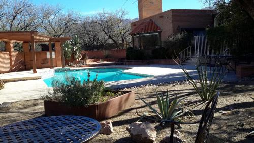 Desert Trails Bed & Breakfast - 수영장