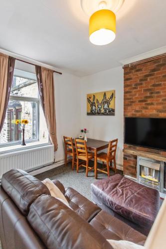 Contractors & Pets Welcome - Sleeps 1-4, less than 1 mile from M606, Ideal for Longer Stays