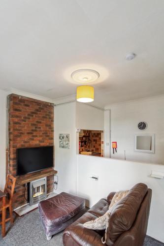 Contractors & Pets Welcome - Sleeps 1-4, less than 1 mile from M606, Ideal for Longer Stays