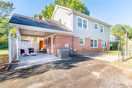 Centrally Located Spacious Abode Centrally Located Spacious Abode