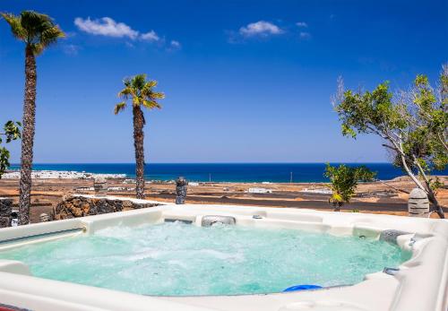 tab panas, Villa Palacio and Yurt - 2 Pools - Hot Tub - Fantastic Sea Views in Tabayesco