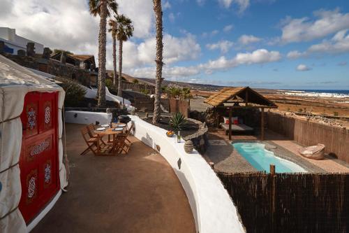 beranda/teres, Villa Palacio and Yurt - 2 Pools - Hot Tub - Fantastic Sea Views in Tabayesco
