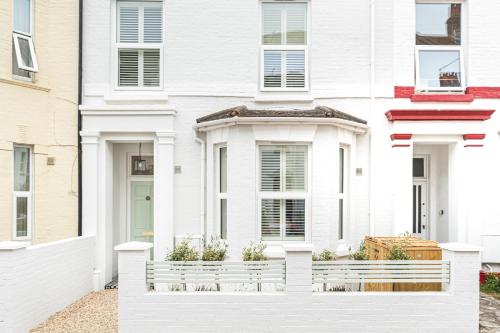 Tampilan eksterior, The Shell House (Sleeps 12 - 5 mins to Beach) in Bournemouth