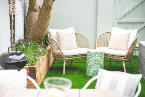 The Shell House (Sleeps 12 - 5 mins to Beach) in Bournemouth