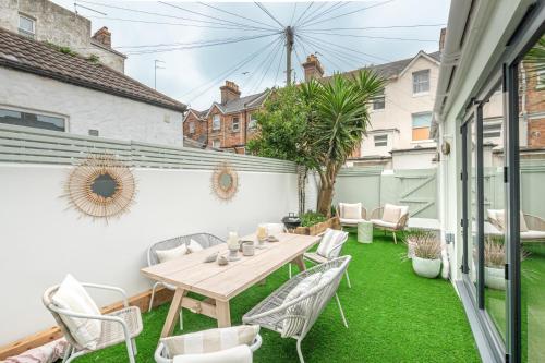 The Shell House (Sleeps 12 - 5 mins to Beach) in Bournemouth
